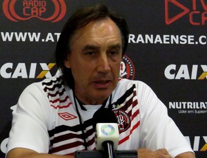 Miguel Ángel Portugal, técnico Atlético-PR, no CT (Foto: Fernando Freire)