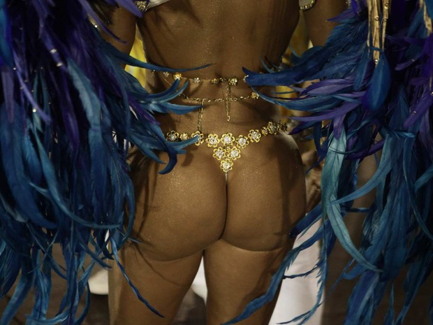 A Miss Bumbum Bahia, Yara Muniz, escolheu desfilar com tapa-sexo de 4 cm. (Foto: Caio Kenji/G1)