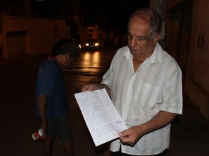 Aposentado afirma que já solicitaram à prefeitura lugar para o morador ficar. (Foto: Valdivan Veloso/G1)