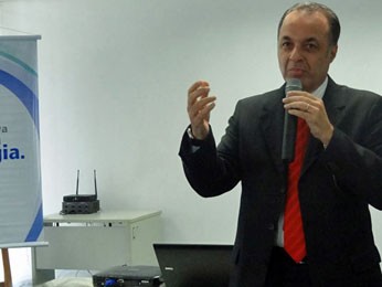 Falta de energia pode ser avisada a Celpe por mensagem de celular (Foto: Priscila Miranda / G1)