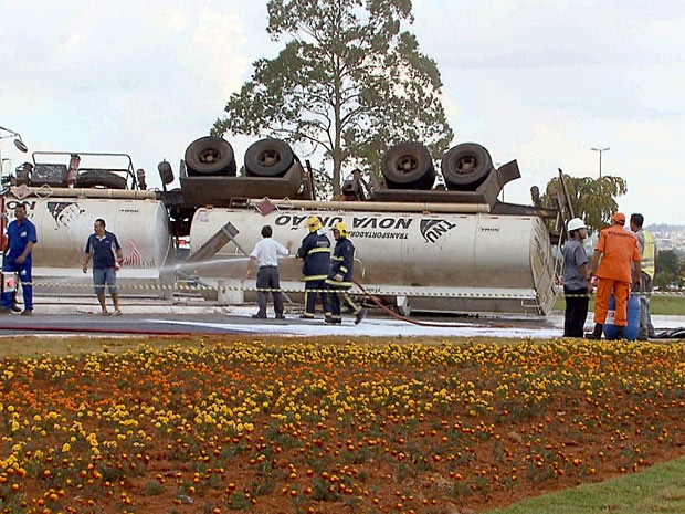 Carreta que levava querosene tomou neste sábado (24) no balão que dá acesso ao aeroporto de Brasília (Foto: TV Globo / Reprodução)