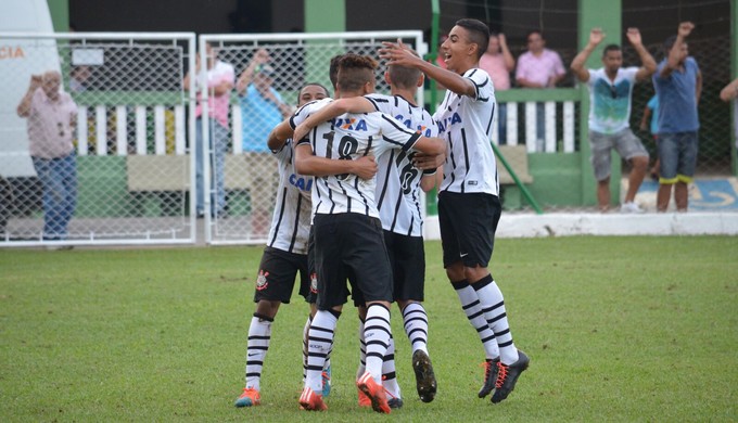 Fluminense vence e segue líder na Taça BH; Corinthians goleia a Ponte