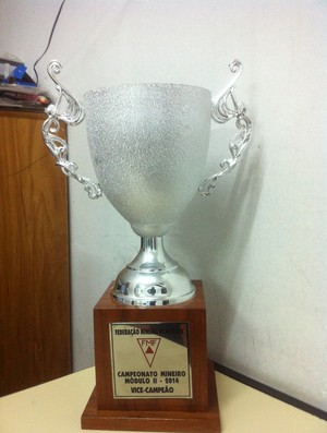 Troféu de vice-campeão do Módulo II já está no Mamudão. Conquista garantiu a Pantera na elite do futebol mineiro. (Foto: Diego Souza/GE)