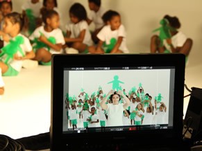 Lília Cabral e crianças do Espaço Cantagalo na gravação do vídeo de sensibilização para a campanha Criança Esperança 2012 (Foto: Divulgação / Christina Fuscaldo)