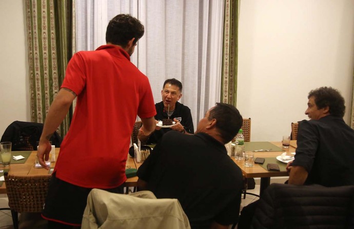 Alexandre Pato entrega fatia de bolo a Juan Carlos Osorio (Foto: Rubens Chiri/Site oficial do SPFC)