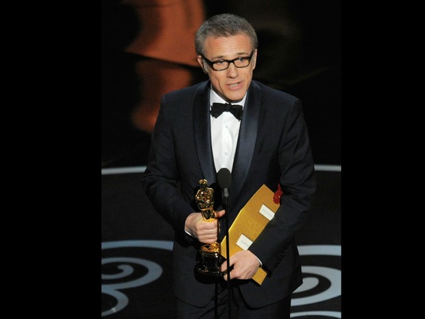 Christoph Waltz aceita o prêmio de melhor ator coadjuvante por 'Django Livre' no Oscar 2013 (Foto: AP)