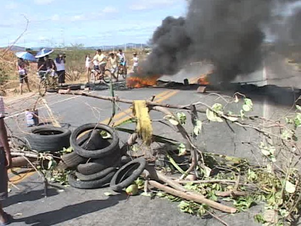 Manifestantes queimaram pneus e interditaram trecho da BR-230 pedindo agilidade na transposição do rio São Francisco (Foto: Beto Silva/Tv Paraíba)