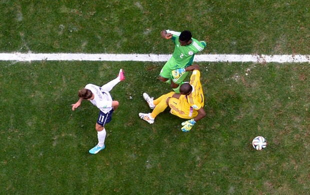 Yobo gol contra França x Nigéria (Foto: Reuters)