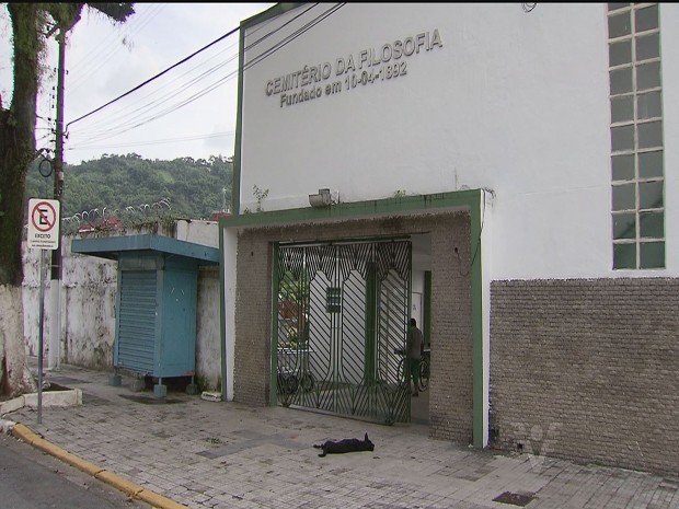 Casal foi assaltado dentro de cemitério, em Santos (Foto: Reprodução / TV Tribuna)