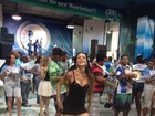 De vestidinho curto, Carla Prata ensaia com a bateria da Rocinha