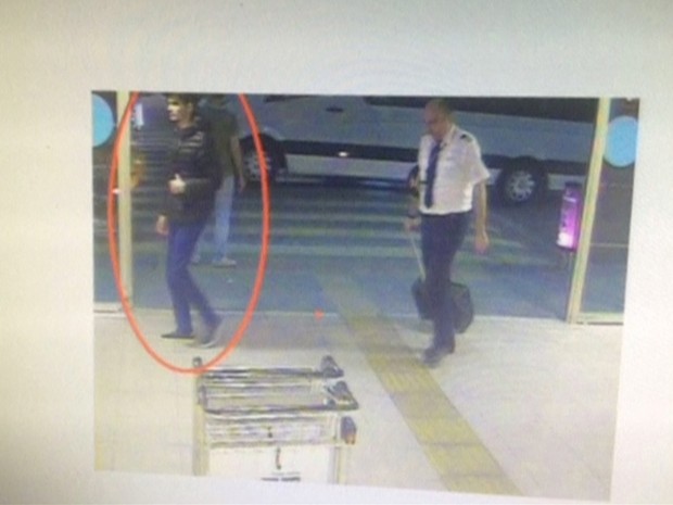 Imagem das câmeras de segurança mostra um dos suspeitos do ataque no aeroporto de Istambul (Foto: Haberturk Newspaper/Reuters)
