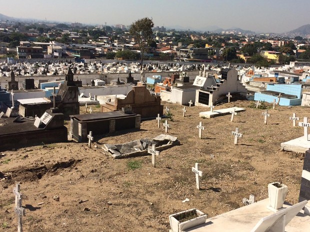 Covas em mau estado de conservação são comuns em todo o cemitério (Foto: Janaína Carvalho / G1)