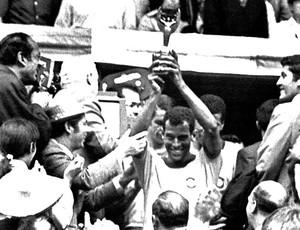 Carlos Alberto Torres com a taça da Copa do Mundo de 1970 (Foto: AFP)