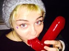 Sem noção! Miley Cyrus posa chupando pirulito com formato fálico