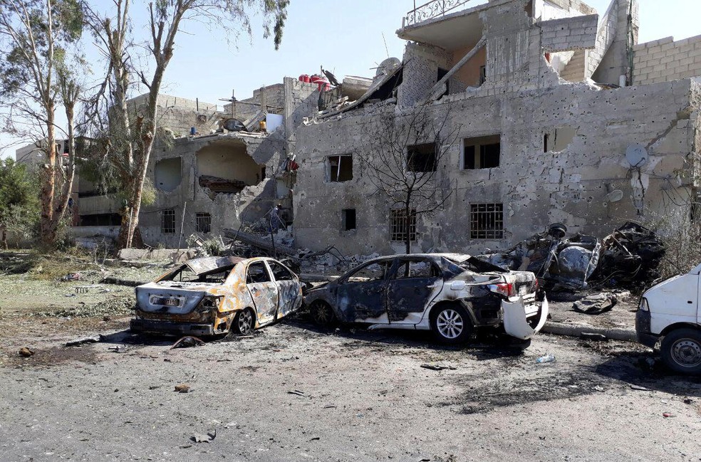 Carros danificados em um dos locais das explosões em Damasco, segundo a agência de notícias do governo sírio (Foto: Sana/Handout via Reuters)