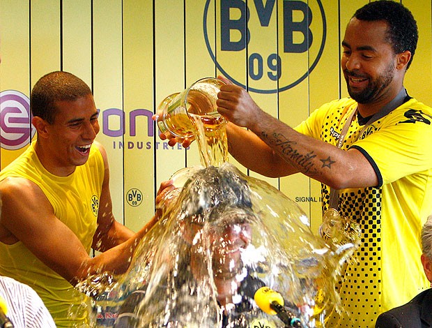 Juergen Klopp, técnico do Borussia Dortmund, ganha banho de cerveja na comemoração