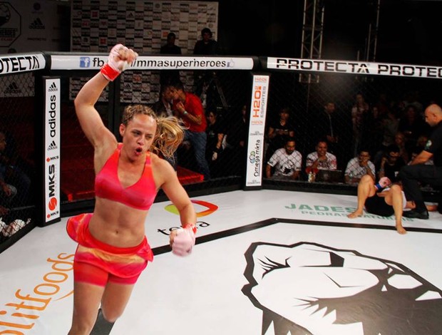 Carina Damm comemora nocaute técnico sobre Roberta Marreta (Foto: Ramon Junior/MMA Super Heroes)