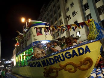 Alegoria lembra embarcação que navega pelo Rio São Francisco. (Foto: Luna Markman/G1)