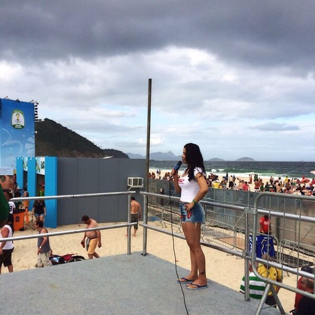 Larissa Riquelme trabalhando no Rio de Janeiro