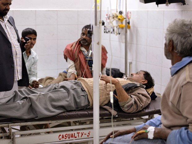 Homem Ã© hospitalizado no King George College Hospital em Lucknow, na India, na segunda (12), apÃ³s consumir uma bebida alcoÃ³lica produzida localmente (Foto: AFP Photo/STR)