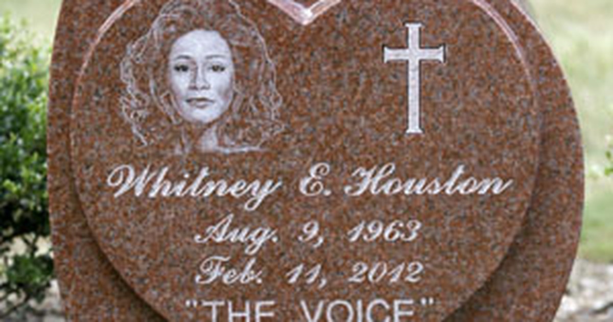 G1 Túmulo de Whitney Houston ganha lápide com letra de canção