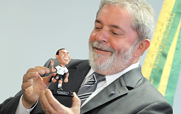 Lula boneco Ronaldo (Foto: Ag. Estado)