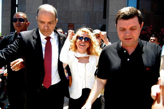 Joelma deixa Fórum após assinar divórcio (Foto: Marcelo Loureiro/AgNews)