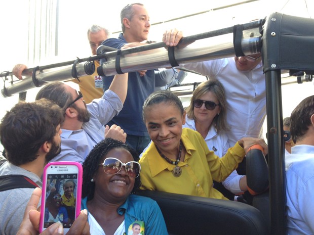 A candidata Marina Silva faz foto com eleitora durante carreata no Rio de Janeiro (Foto: Kathia Melo/G1)