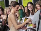 Emma Watson distribui autógrafos em première nos Estados Unidos