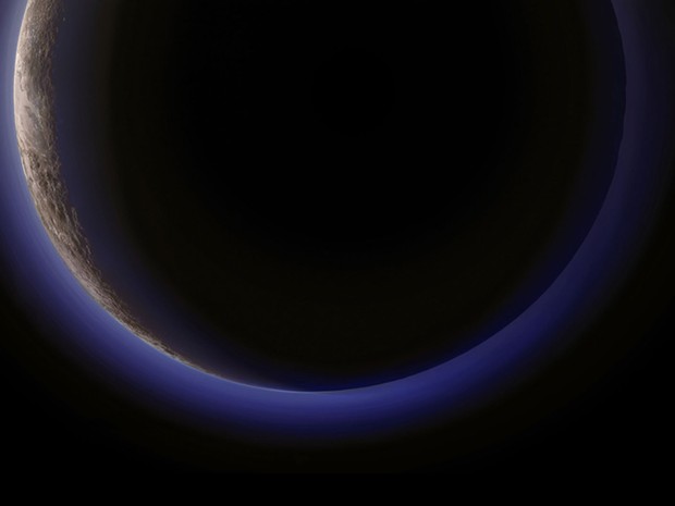 Esta imagem mostra o gelado planeta anão Plutão, que fica na periferia do Sistema Solar. &#39;Otherworlds: Visions of our Solar System&#39; pode ser vista no Museu de História Natural de Londres de 22 de janeiro a 15 de maio (Foto: ESA/Rosetta/Caltech/Michael Benson/Kinetikon Pictures)