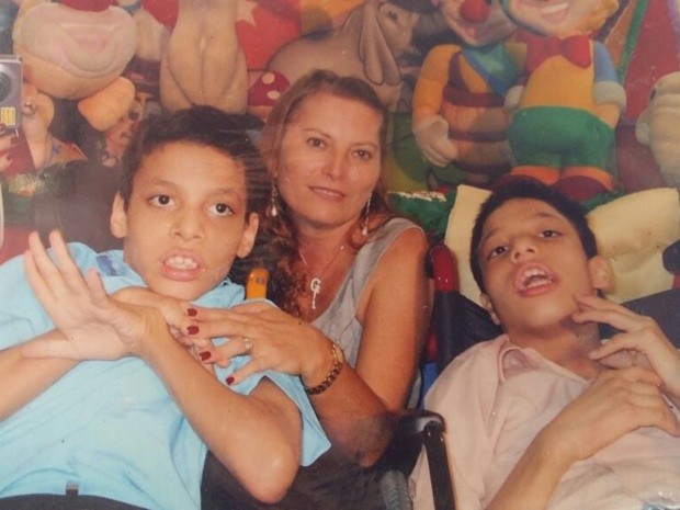 Gêmeos Miguel e Isaac têm paralisia cerebral (Foto: Graça Lins/Arquivo Pessoal)