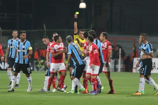 Confusão cartão amarelo Douglas em Toluca x Grêmio Libertadores (Foto: Eduardo Moura / GloboEsporte.com)