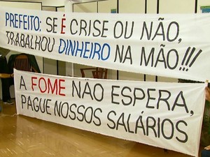 Servidores protestaram contra medidas anti-crise da Prefeitura de Lavras (MG) (Foto: Reprodução EPTV)