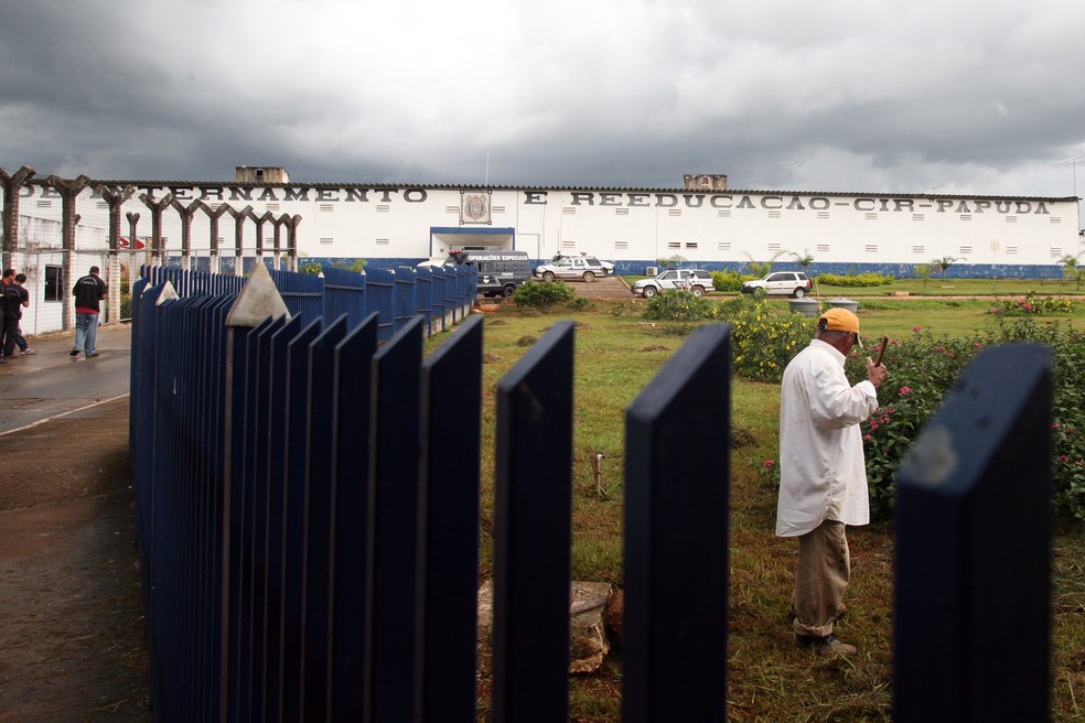 Funcionário cuida de gramado em frente a Papuda, em Brasília (Foto: Gláucio Dettmar/CNJ/Divulgação)