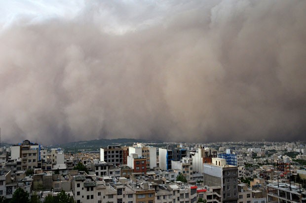 Vista do momento em que a tempestade de areia chegou a Teerã, engolindo prédios do bairo de Minicity (Foto: Saeedeh Eslamieh/AFP)
