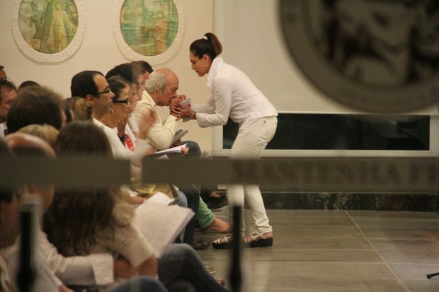 Christiane Torloni cumprimenta Erasmo Carlos na missa de 7º dia de Alexandre Pessoal (Foto: Wallace Barbosa / AgNews)