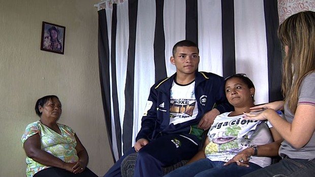 Cássio Oliveira recebe o carinho da mãe e da avó (Foto: Reprodução / TV Sergipe)