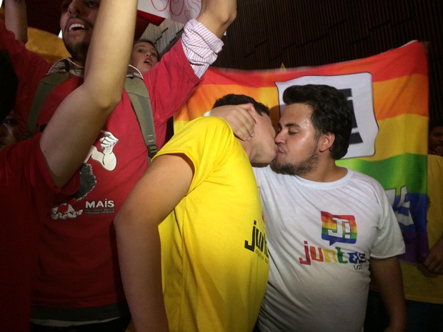 Dois homens se beijam durante a execução do Hino Nacional em evento na Assembleia Legislativa do Rio Grande do Sul (Foto: Rafaella Fraga/G1)