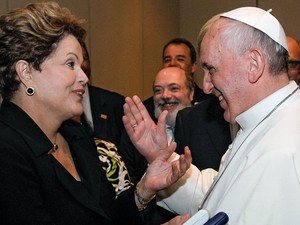28/7 - Papa Francisco conversa com a presidente Dilma depois da missa em Copacabana (Foto: Roberto Stuckert Filho/Presidência)