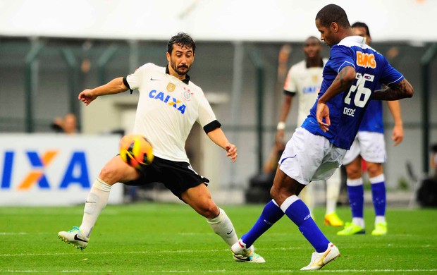 Douglas corinthians Dedé cruzeiro no Pacaembu (Foto: Marcos Ribolli / Globoesporte.com)