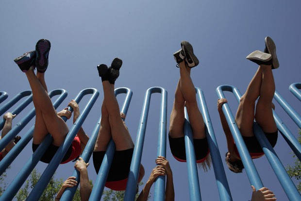 Mexicanas fazem apresentação de pole dance em parque de Monterrey (Foto: Daniel Becerril/Reuters)