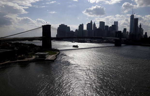 Vista de região de Nova York nesta terça-feira (11). A prefeitura da cidade estima que 800 mil pessoas podem estar vivendo em áreas inundáveis da cidade até 2050 (Foto: Seth Wenig/AP)
