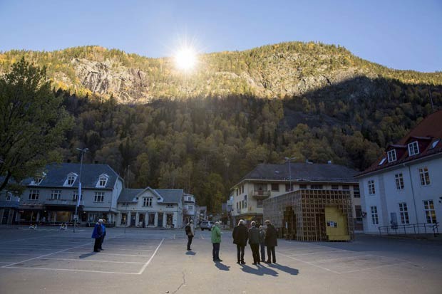 Sol é refletido para uma pequena área em frente à prefeitura de Rjukan, na Noruega (Foto: Terje Bendiksby/NTB Scanpix/Reuters)