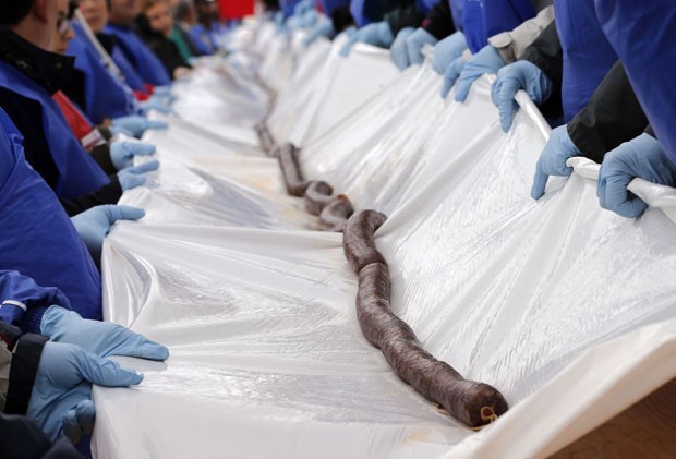 Por recorde, 400 voluntários prepararam uma morcilha de 175 metros de comprimento e 200 quilos em Burgos  (Foto: Cesar Manso/AFP)
