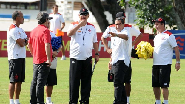 Zinho com comissão técnica Flamengo (Foto: Alexandre Vidal / Fla Imagem)