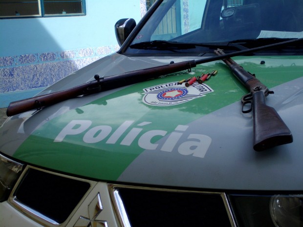 No local foram apreendidas duas armas. (Foto: Divulgação / Polícia Militar Ambiental de Itapetininga)
