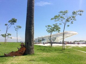 Área de lazer próximo ao Museu do Amanhã virou (Foto: Lívia Torres/G1)