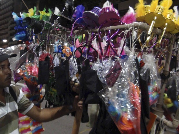 ambulante no carnaval (Foto: Ruan Melo / G1)