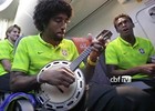 VÍDEO: seleção faz festa em voo após Camarões  (Reprodução)