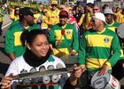 Samba anima australianos a caminho do jogo (Luiza Carneiro/G1)